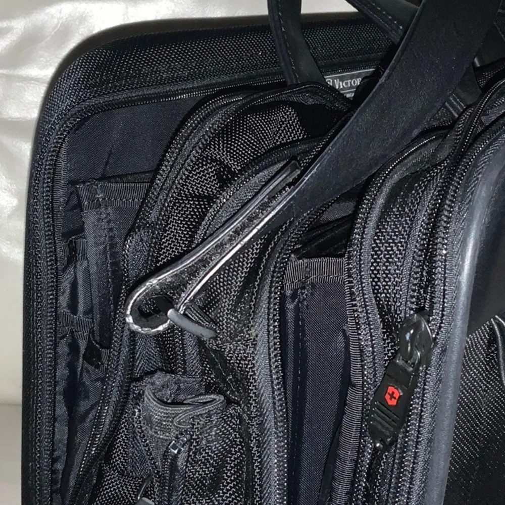 Victorinox Men’s Black Leather mix Expandable Brief Messenger Work Bag. NWOT.
